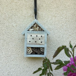 Hôtel à insectes bois colorée