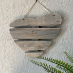 Coeur en bois décoratif coloré