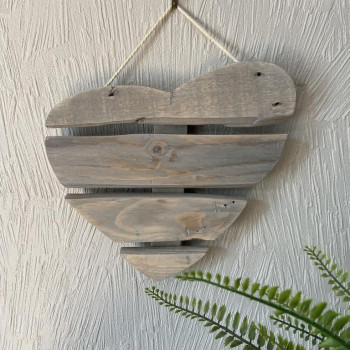 Coeur en bois décoratif coloré