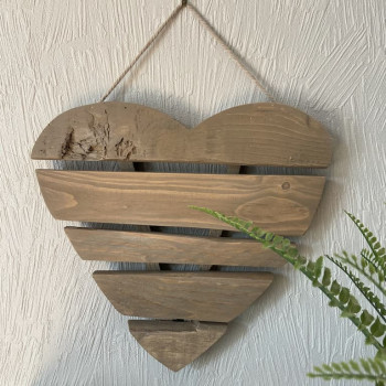 Coeur en bois décoratif coloré