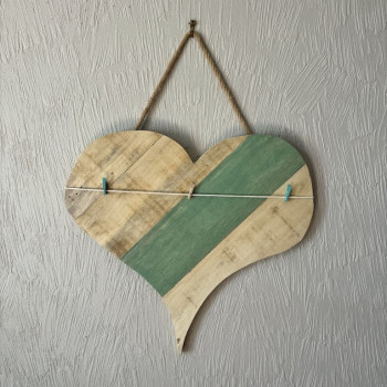 Coeur en bois décoratif coloré