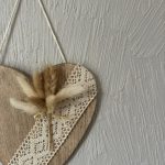 Coeur en bois décoratif orné 
