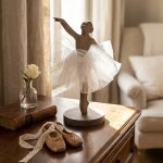 Sculpture danseuse en bois massif artisanale posée sur une commode dans un salon lumineux