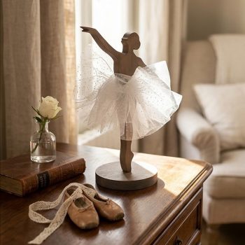 Sculpture danseuse en bois massif artisanale posée sur une commode dans un salon lumineux